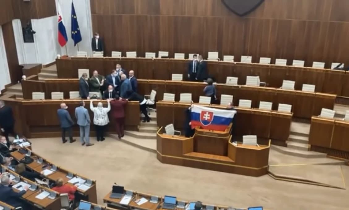 V rokovacej sále dnes sedelo ráno len zopár poslancov, 78. schôdza NR SR prerušená až do pondelka