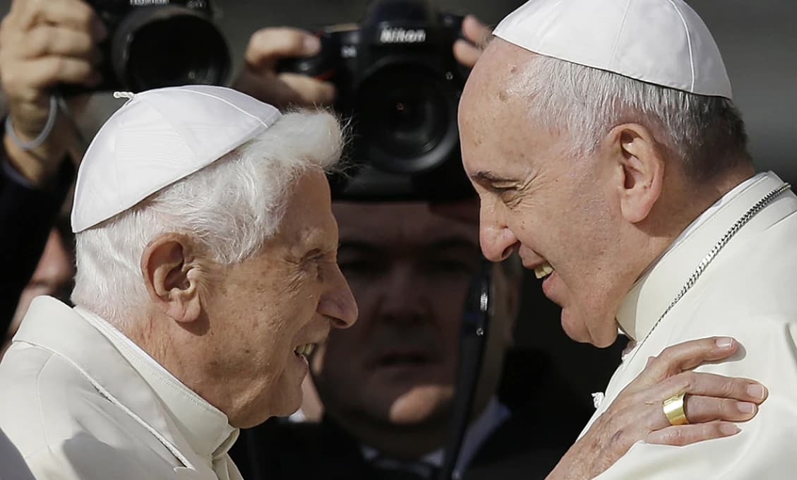 Pápež vyzval veriacich, aby sa modlili za jeho chorého predchodcu Benedikta XVI.