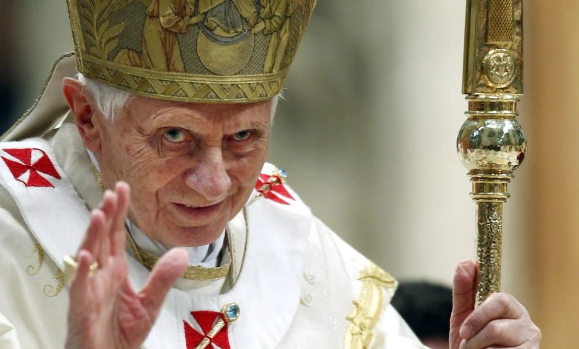 Vatikán: Benedikt XVI. je pri plnom vedomí, jeho stav zostáva vážny