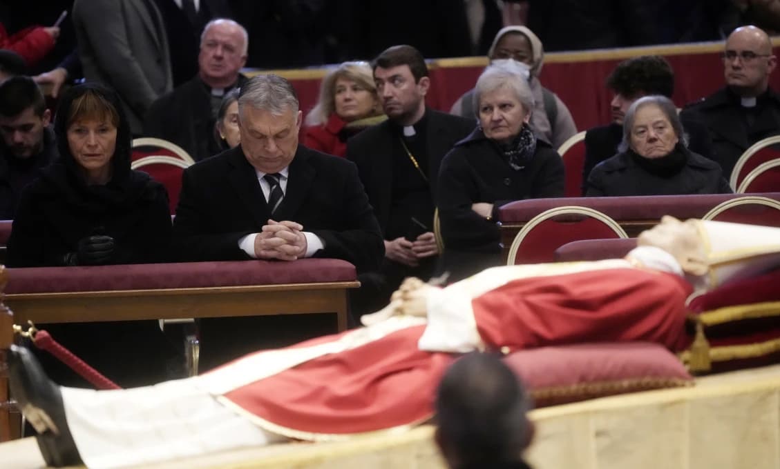 So zosnulým pápežom Benediktom XVI. sa rozlúčil aj Orbán s manželkou