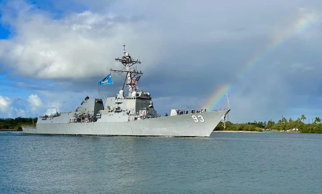 Americký torpédoborec Chung-Hoon sa plavil cez Taiwanský prieliv