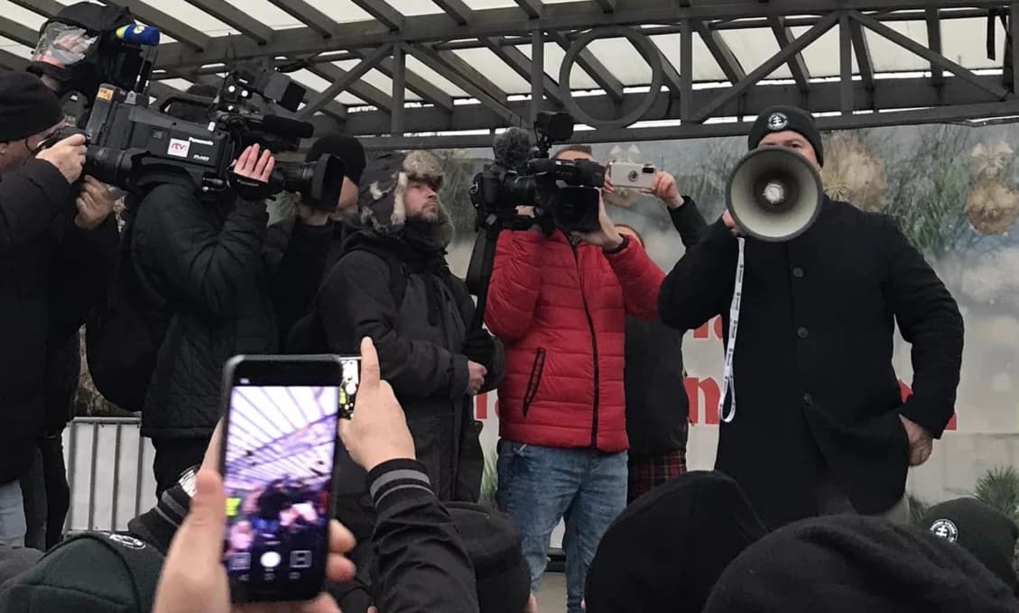 VIDEO! PIETNE ZHROMAŽDENIE V MICHALOVCIACH v napätej atmosfére! Došli Rómovia aj Kotlebovci
