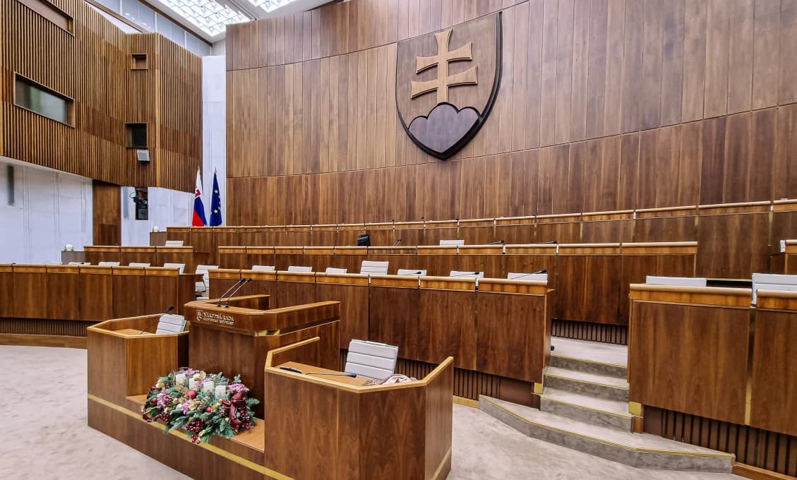 Na začatie mimoriadnej schôdze nebolo dosť prítomných poslancov