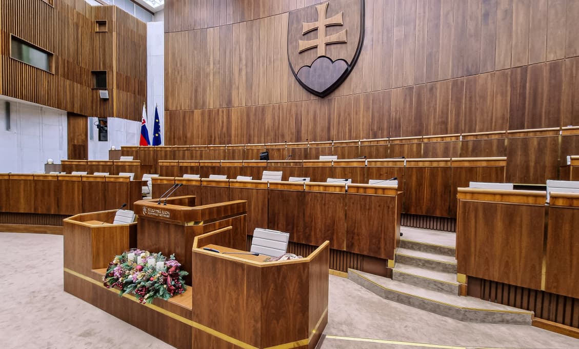 Takto im záleží na SLOVENSKU! Na začatie mimoriadnej schôdze nie je ani v piatok dosť poslancov