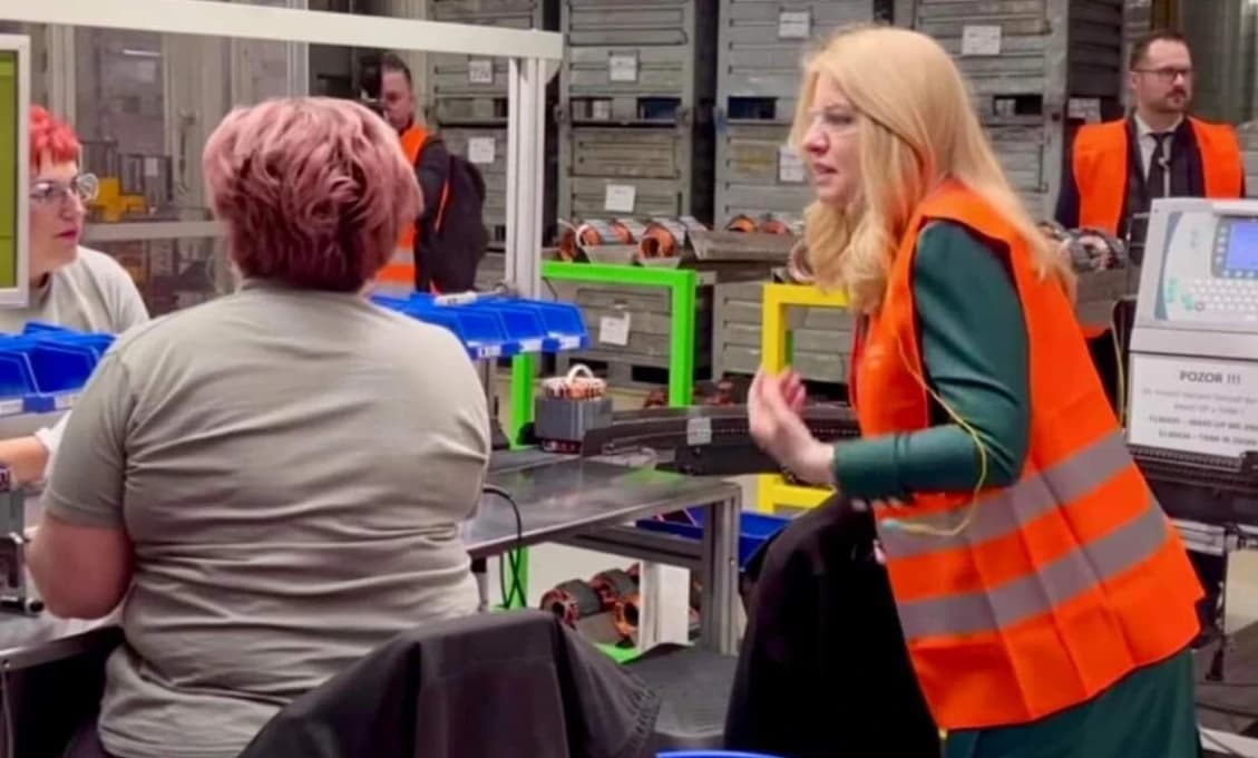 Blížia sa voľby, a tak sa Zuzana Čaputová hrá na robotníčku