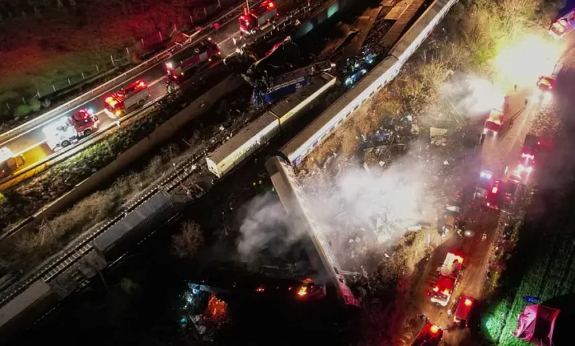 OBROVSKÉ VLAKOVÉ NEŠŤASTIE V GRÉCKU! Zatiaľ 35 mŕtvych a 85 zranených