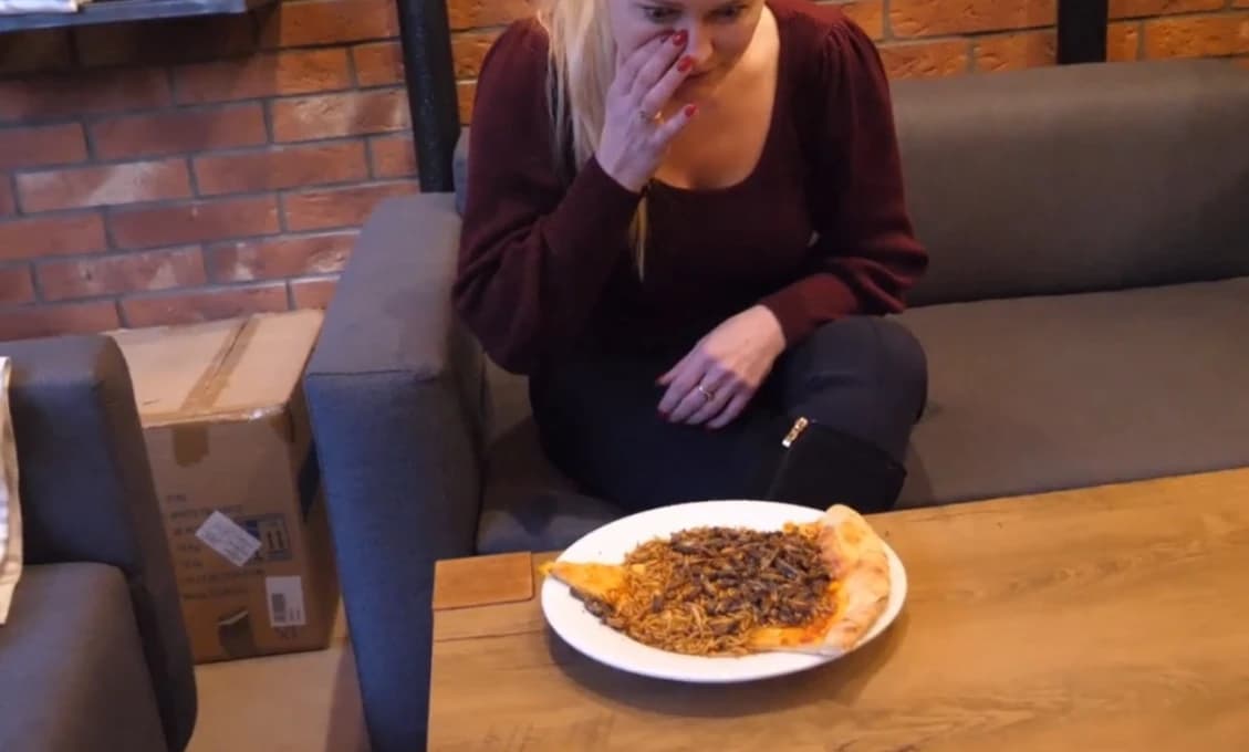 VIDEO Vitajte v EU! Nová špeciálna pizza v Banskej Bystrici - šváby a červy