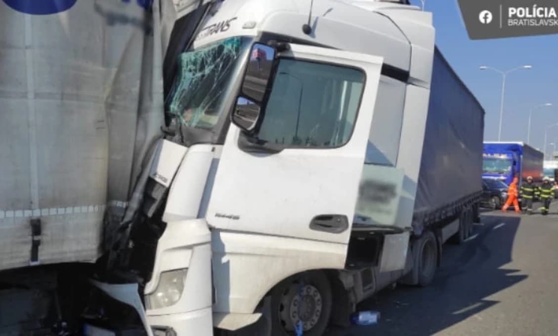 Vodiči POZOR! Nehoda kamiónov odkláňa premávku na D2
