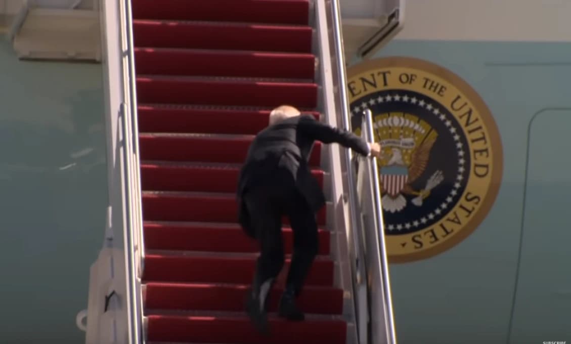 Biden opäť zakopol, keď liezol po rebríku na palubu lietadla