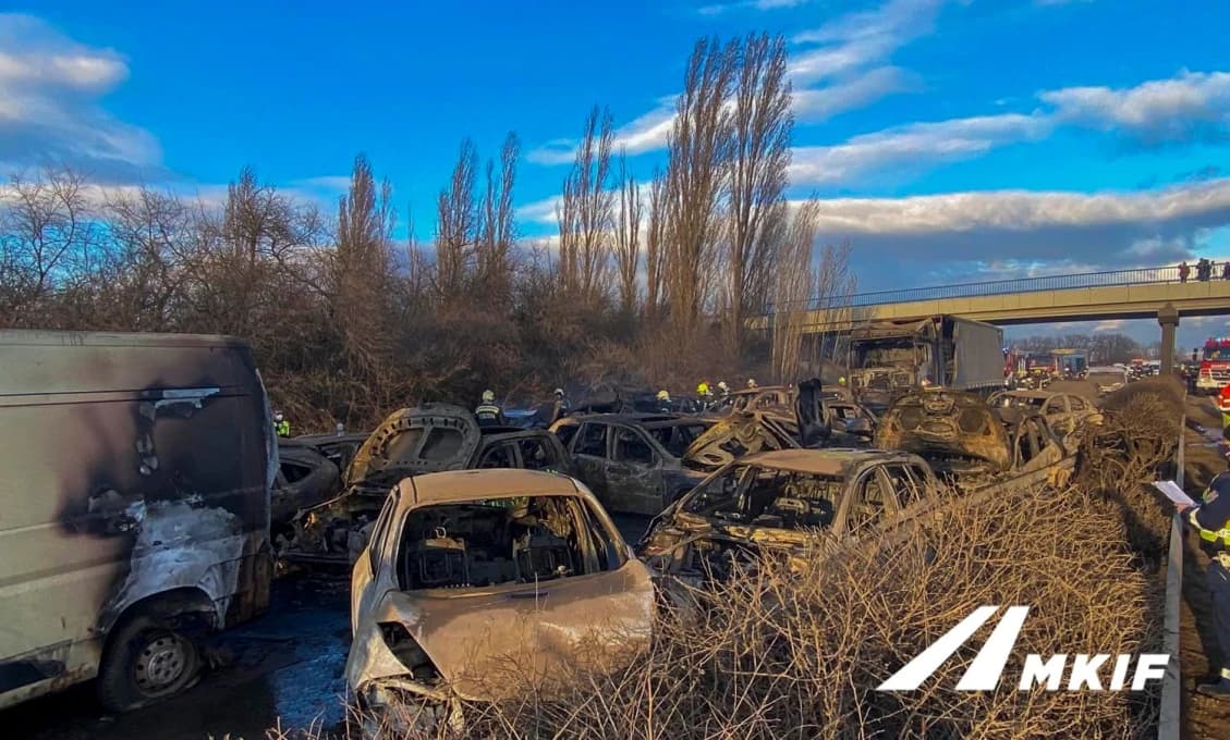 Horor na diaľnici M1 v Maďarsku! 5 kamiónov, 37 osobných vozidiel sa zrazilo, 19 zhorelo úplne do tla! (Video+fotogaléria)
