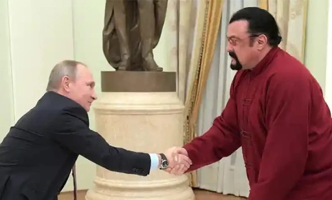 Herec Steven Seagal sa označil za miliónpercentného Rusa