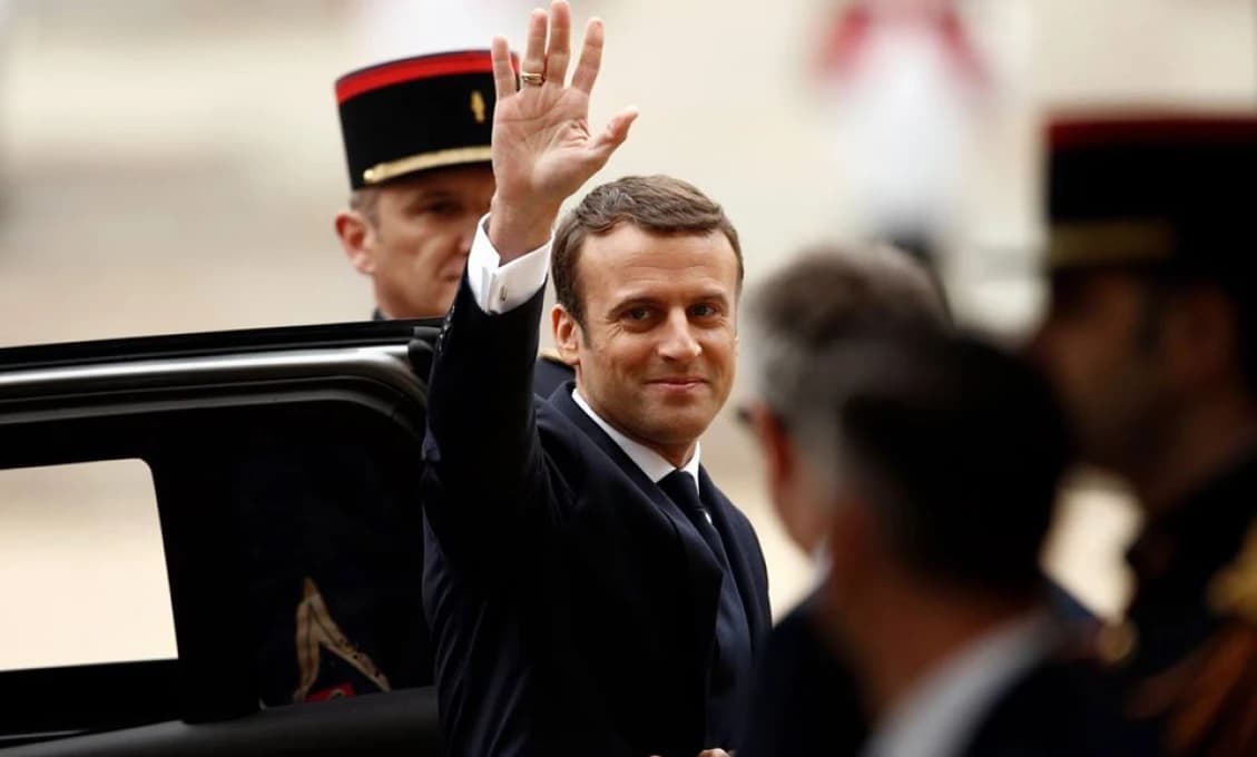 Macron ide dolu vodou