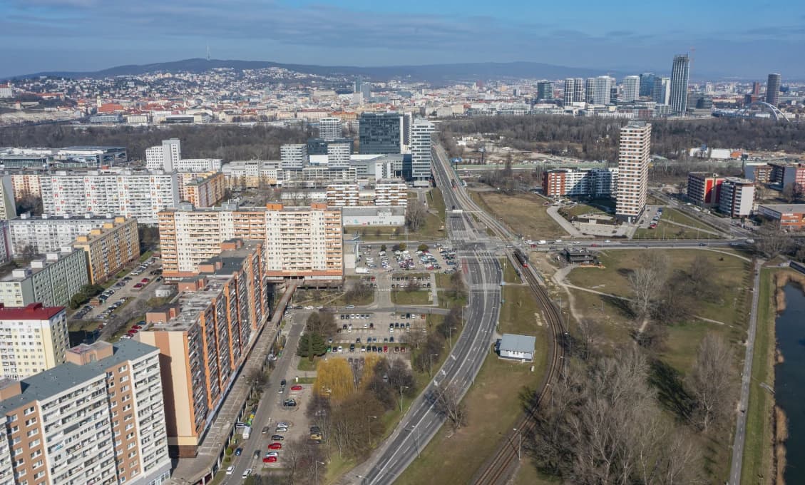 MIMORIADNE tragickú udalosť v bratislavskej Petržalke vyšetrujú ako vraždu