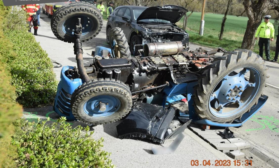Po zrážke sa prevrátil traktor! Vodič neprežil (FOTO)