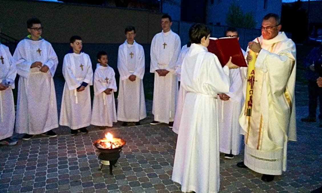Katolíci si spomínajú na mŕtveho Krista, večer slávia veľkonočnú vigíliu