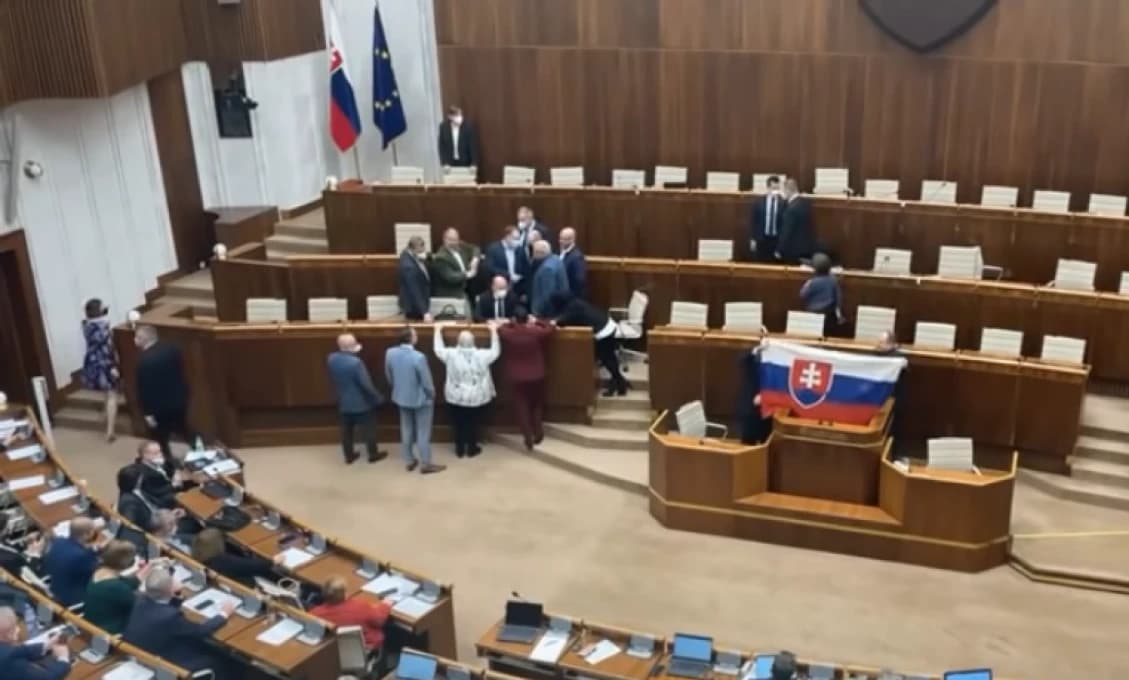Proti bojovému plynu sú masky, proti poplatným poslancom nič