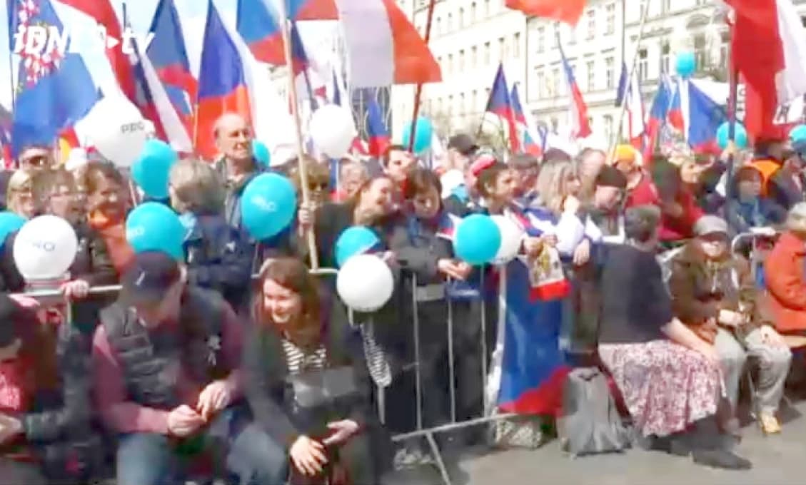 Praha vrie občianskym protestom! Tisíce ľudí mieria do centra!