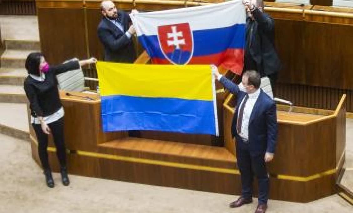 Zrušia zákaz robiť "opičky" v parlamente?
