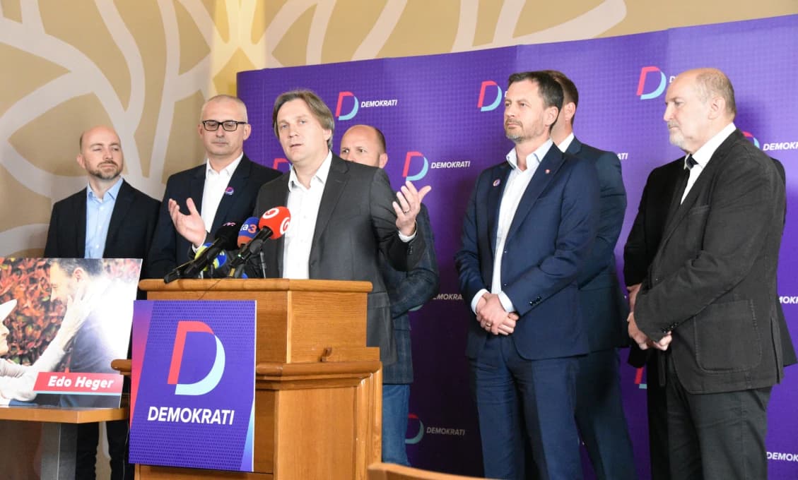 Demokrati "naberajú" na sile a spájajú sa