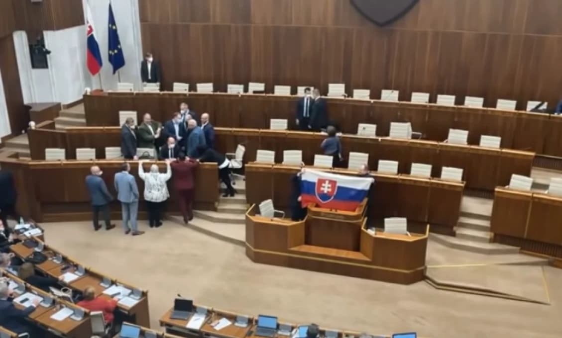 To je pracovná morálka! Mimoriadnu schôdzu k vláde odborníkov a voľbám neotvorili!