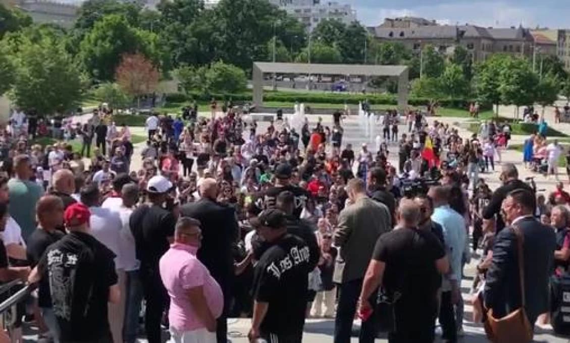 Rómovia sa zišli v Brne. Zapálili sviečky za mladíka, ktorého ZAVRAŽDIL UKRAJINEC. A POTOM SA TO ZVRTLO... (VIDEO)