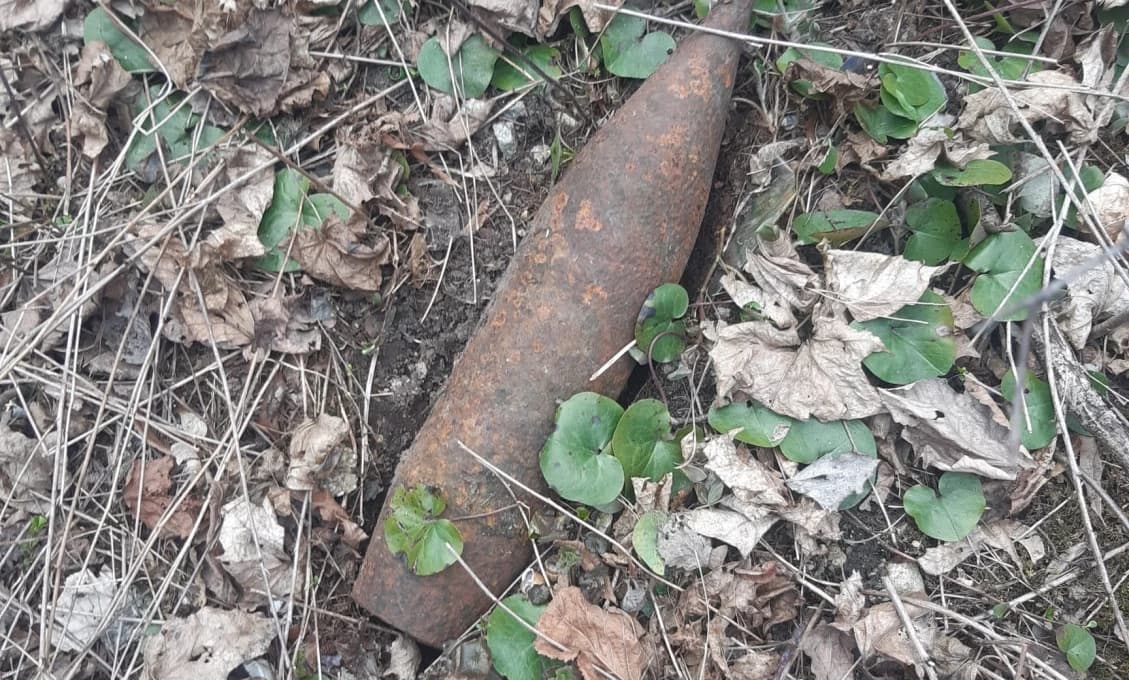 V lese pri Letisku Svidník našli štyri delostrelecké granáty