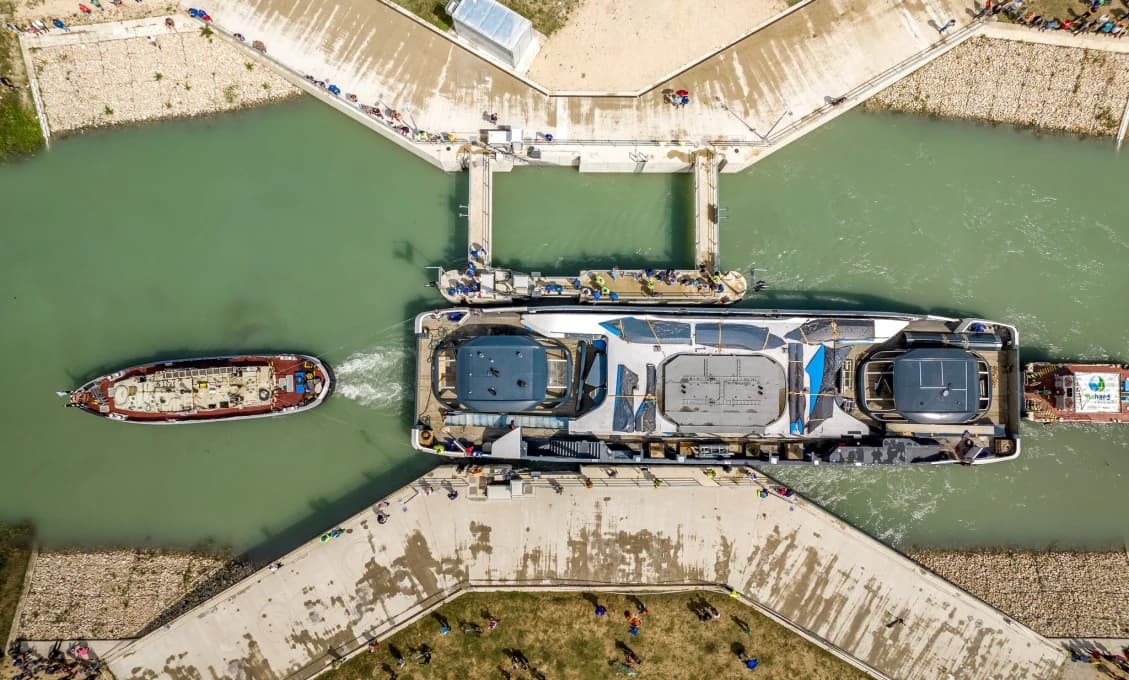 Komárňanské katamarány už sú na ceste na Balaton (GALÉRIA)