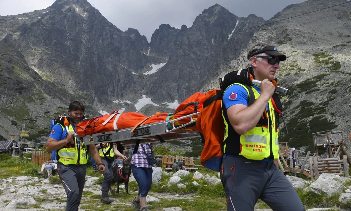 Poliakom vo Vysokých Tatrách pomáhali horskí aj leteckí záchranári (FOTO)