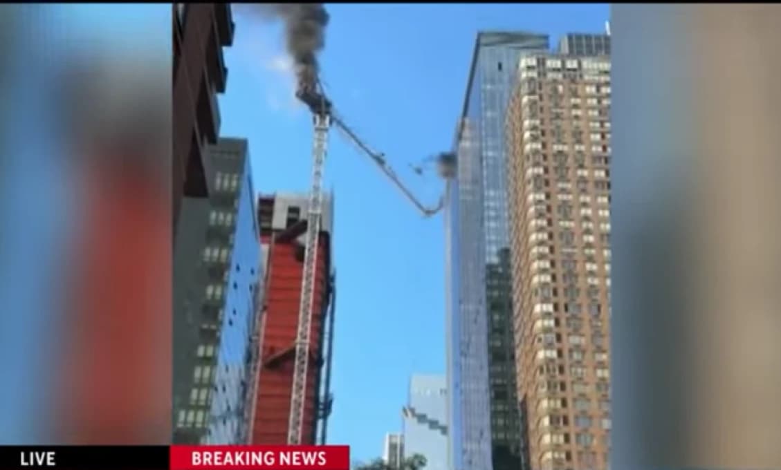 V New Yorku začal horieť žeriav´a zrútil sa. Štyria ľudia utrpeli zranenia