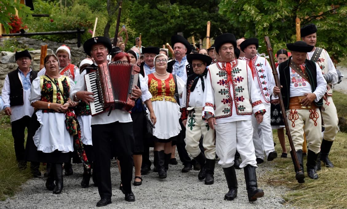 Fujaristi a folkloristi vytvorili vo Vlkolínci krojovaný sprievod