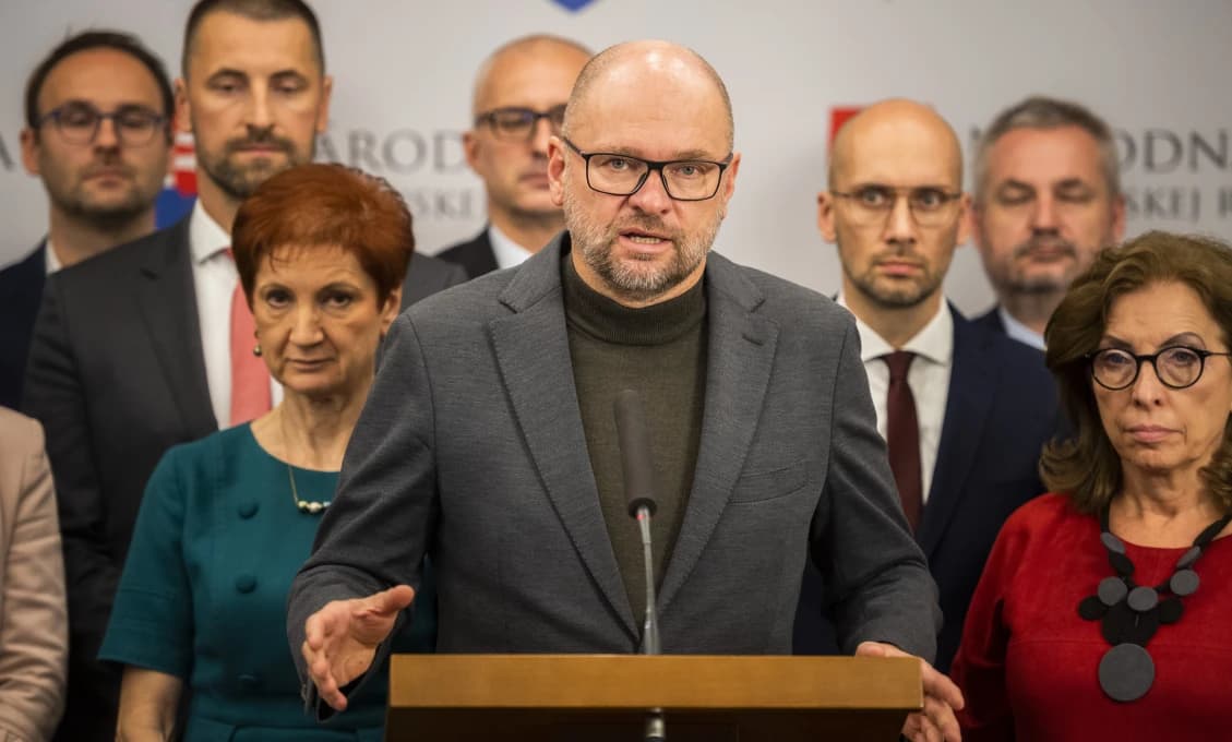 SASKA KRITIZUJE, MZ krčí plecami