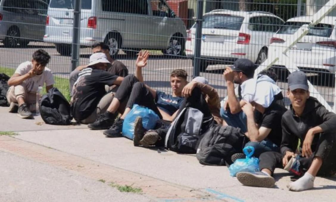V Leseniciach evidujú až 400 migrantov! Robia neporiadok, dokonca poškodili pódium, hovorí starosta