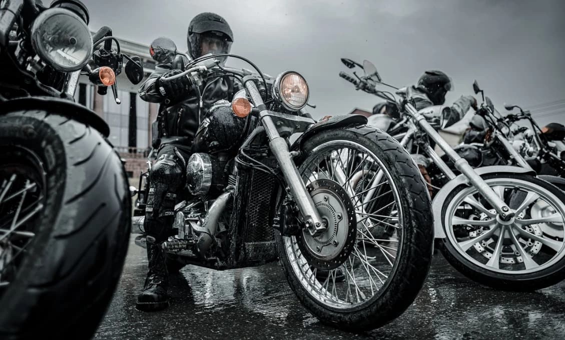 MIMORIADNE! Na motokrosových pretekoch vrazil v nedeľu motocyklista do divákov!