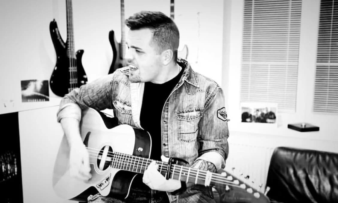 Muzikant z kapely Everlong: Ak chcete žiť vo ZVERIMEXE, voľte PROGRESÍVCOV (FOTO+VIDEO)