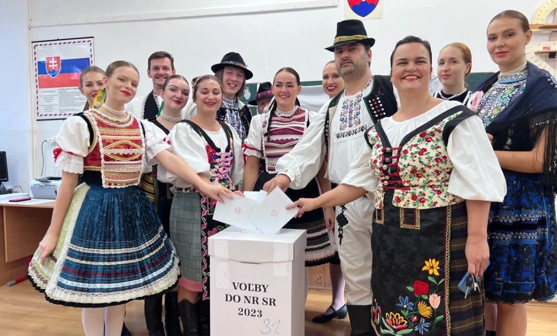 DRAMATICKÝ DEŇ VOLIEB: Úmrtie vo volebnej miestnosti, opitý predseda komisie i epileptický záchvat