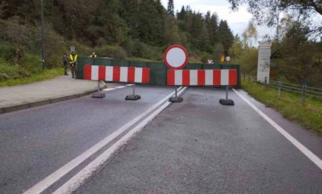 Naštvaný Slovák pri zatarasenej hranici: TU STE TLIESKALI EÚ!