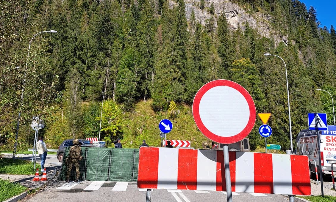 Pri hranici sa objavila skupina migrantov, starosta nevie, čo s nimi