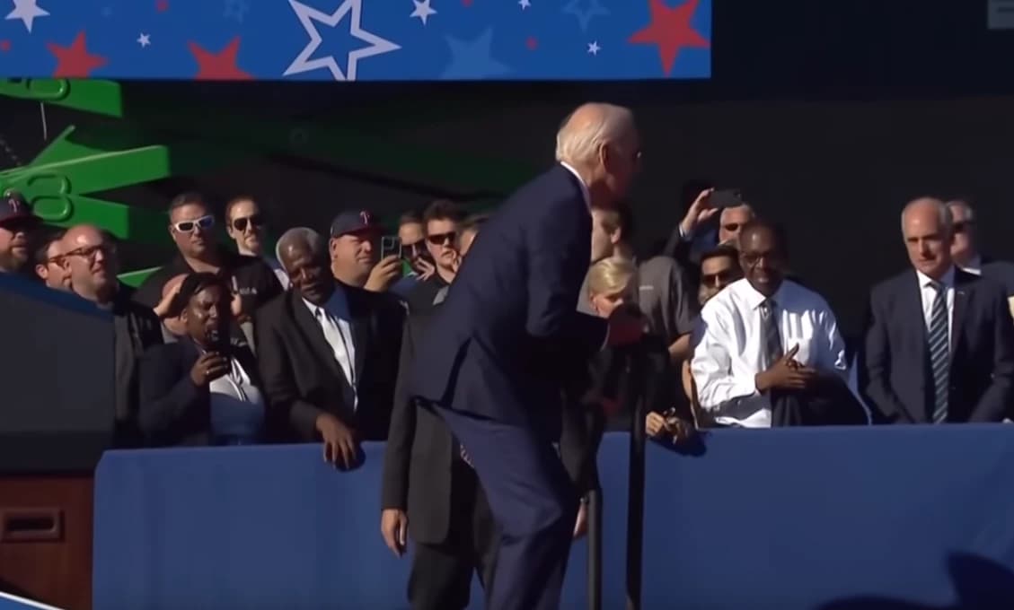 Joe Biden sa ledva udržal na nohách a potkýnal sa