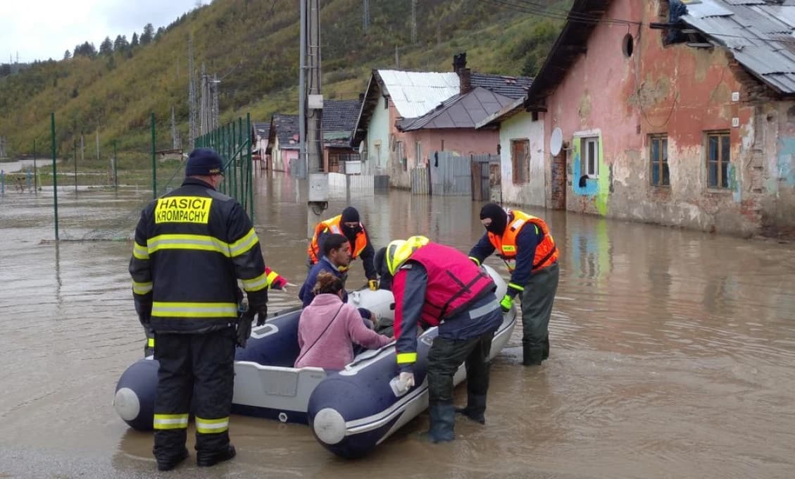 POZOR VÝSTRAHY! Vetor na horách aj povodne z trvalého dažďa