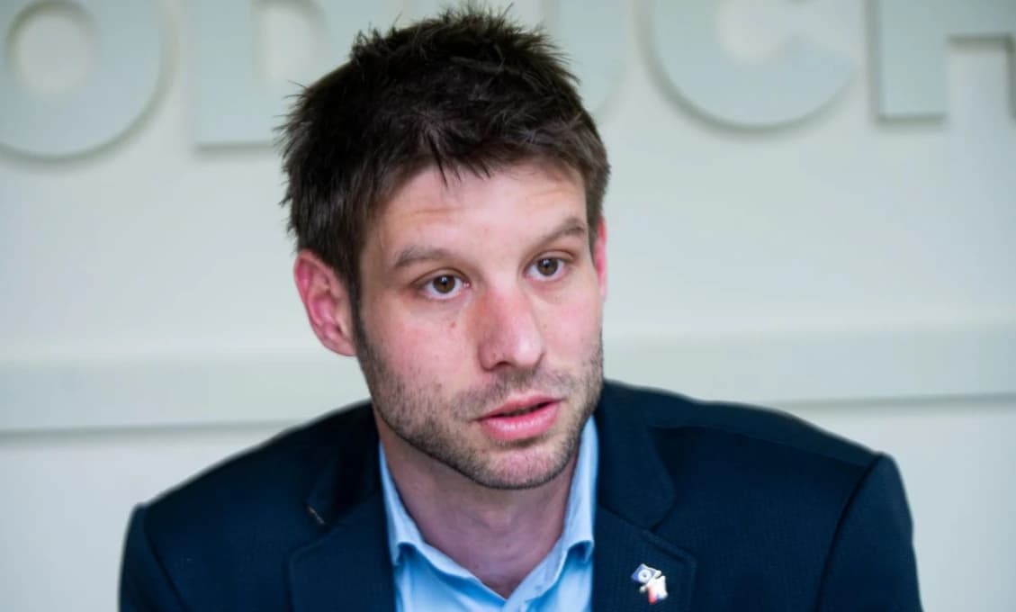 Hlas Ľudu: Mekotavý, sekaný spev, vrabčie hniezdo a zarastený ksicht - to je Miško Šimečka