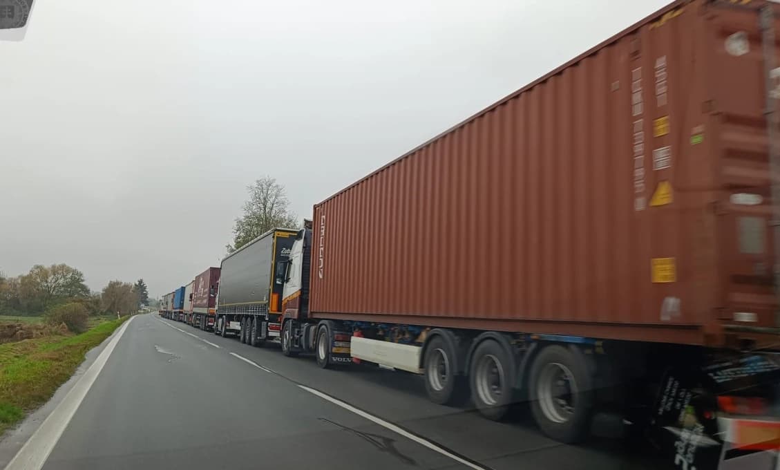 VAROVANIE Na východnej hranici sa tiahne niekoľko kilometrov dlhá kolóna