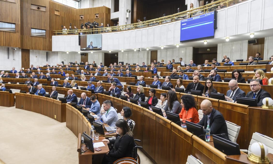 Začala sa schôdza k programovému vyhláseniu vlády