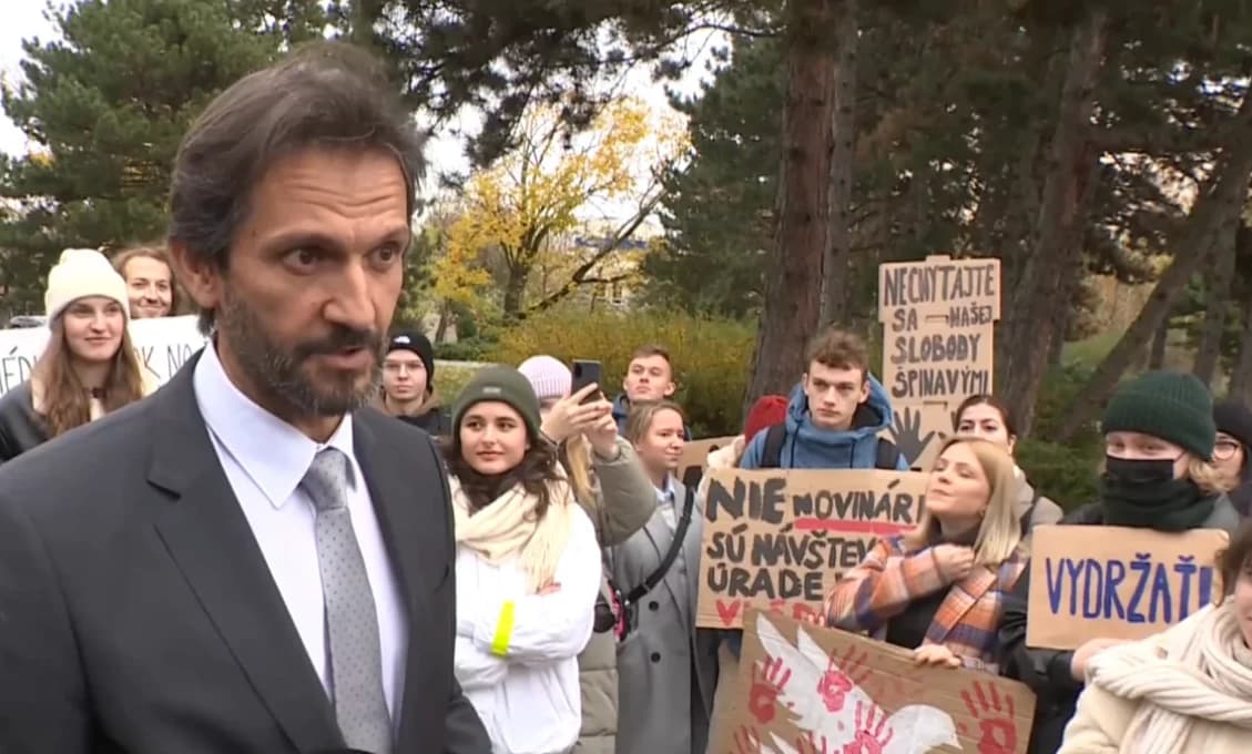 TAKÁ HANBA! Slniečkarsky progresívny dorast pred úradom vlády sa nezmohol na slovo (VIDEO)