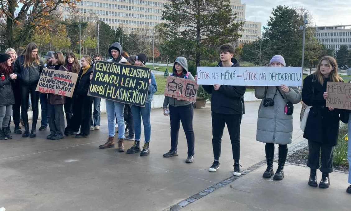 Novinárske skorosliepky k(v)ričali ako(svine na bitúnku) kofy na trhu