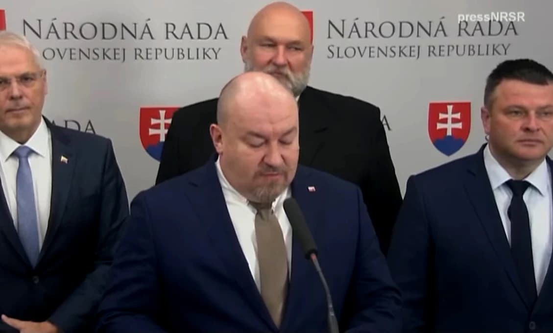SNS podporí trináste dôchodky, oddialenie stratifikácie nemocníc i Matúša Šutaja Eštoka