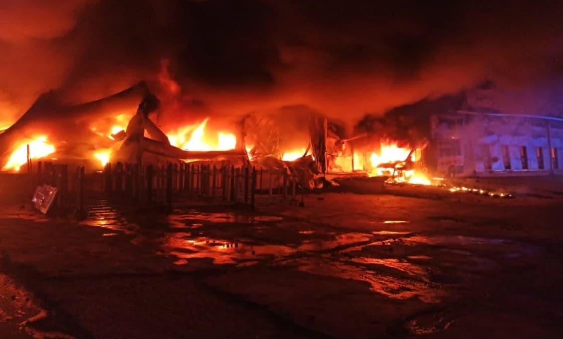 V noci horeli dva rodinné domy! Zasahovalo 19 hasičov (VIDEO)