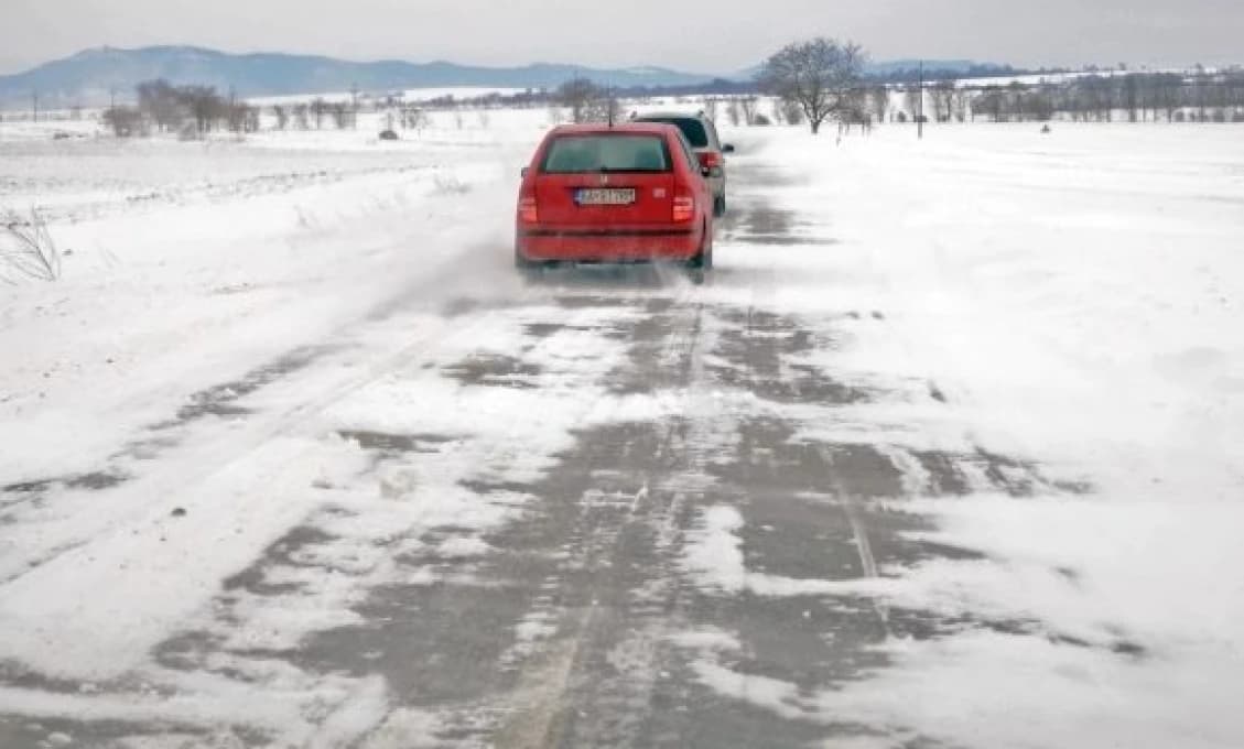 Poľadovica komplikuje dopravu na viacerých úsekoch