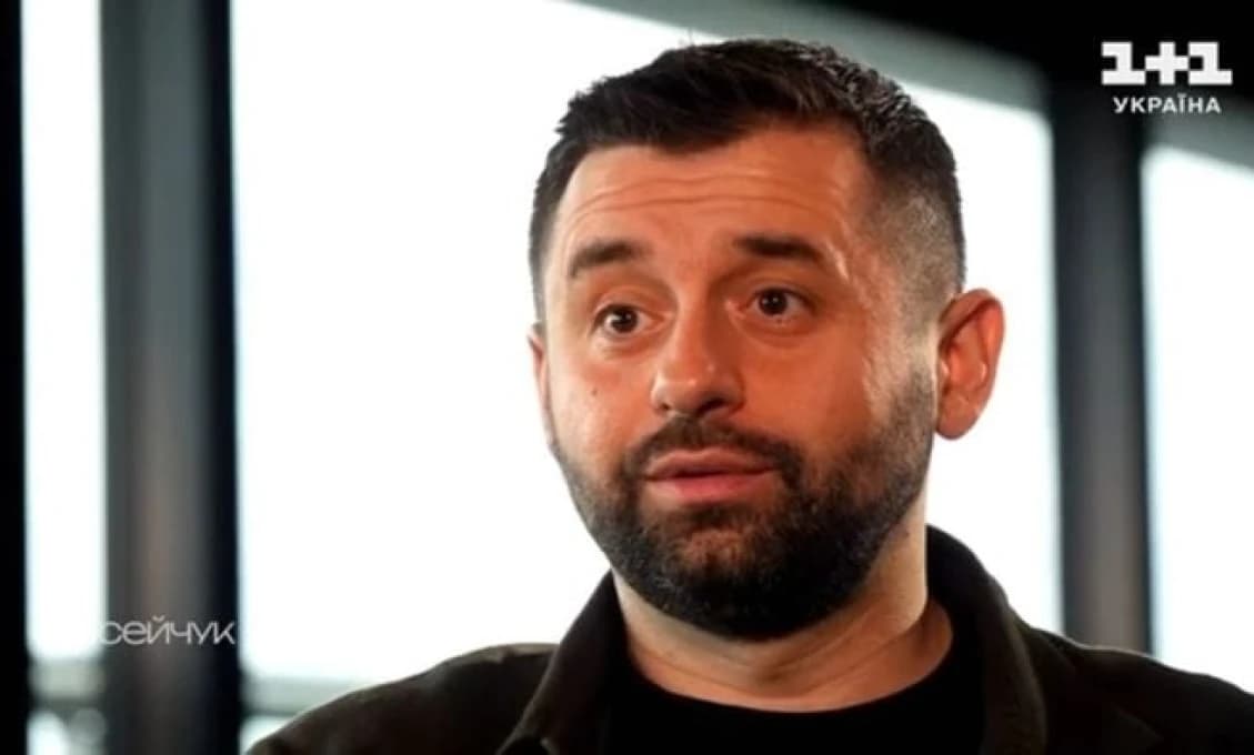 PRAVÁ RUKA ZELENSKÉHO ODPÁLILA BOMBU! V priamom prenose potvrdil informácie, ktoré Západ označoval za ruskú konšpiráciu (VIDEO)
