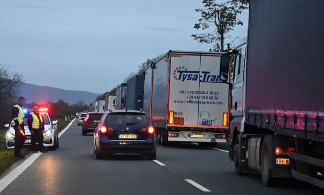 Až 17-kilometrová kolóna 600 kamiónov!