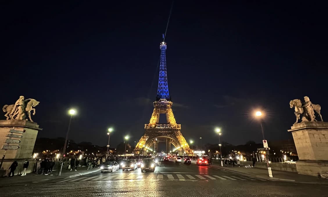 NEMECKÝ TURISTA DOBODANÝ NA SMRŤ v blízkosti Eiffelovej veže v Paríži!